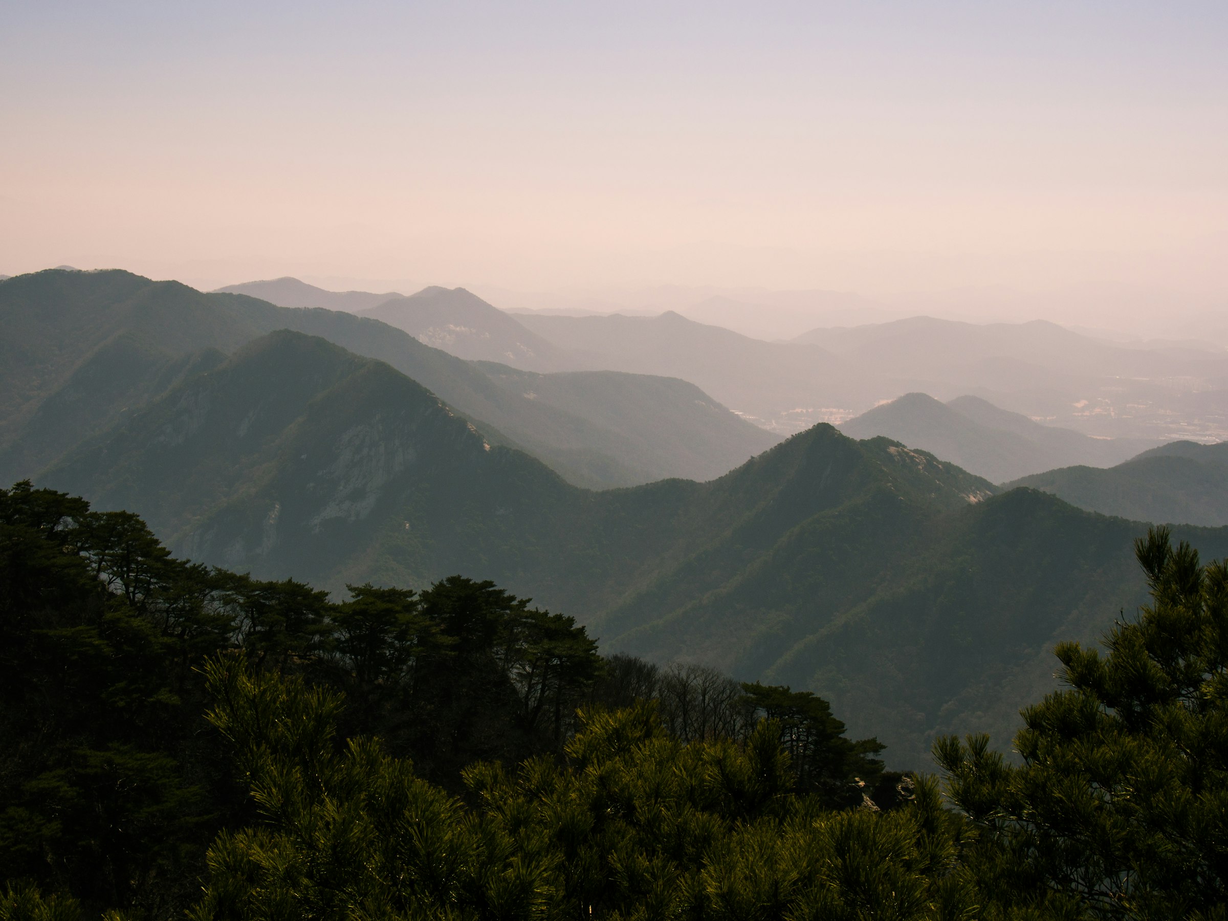 산 능선 여행 분위기 사진
